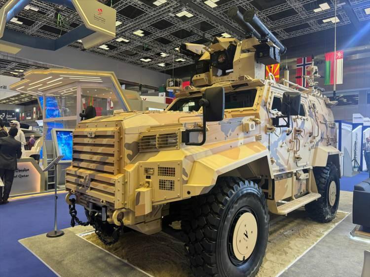 <p>Türk savunma sanayisinin önde gelen zırhlı kara aracı üreticilerinden Nurol Makina, 8. Doha Uluslararası Deniz Savunma Fuarı ve Konferansı'nda (DIMDEX 2024), Katar ordusu tarafından kullanılan taktik tekerlekli araç Ejder Yalçın'ı sergiledi.</p>
