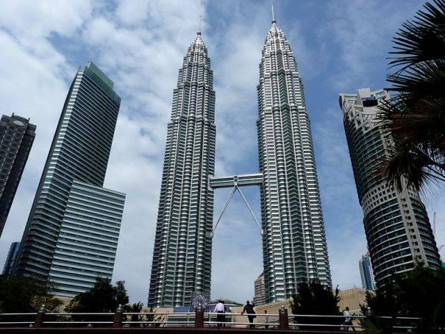 <p>Petronas Kuleleri</p>
<p>Kuala Lumpur, Malezya</p>
<p>Yükseklik: 452</p>