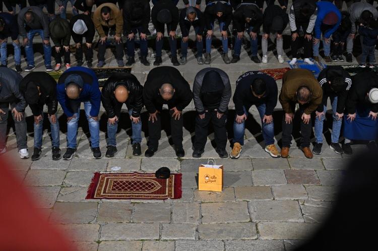 <p>İsrail polisi, yaptığı yazılı açıklamada ramazan ayında Kudüs'e takviye birlikler gönderileceğini açıkladı. Polis, fanatik Yahudi işgalcilerin ramazan ayında Mescid-i Aksa'ya baskın düzenlemesine ilişkin ise herhangi bir kısıtlama duyurmadı.</p>
