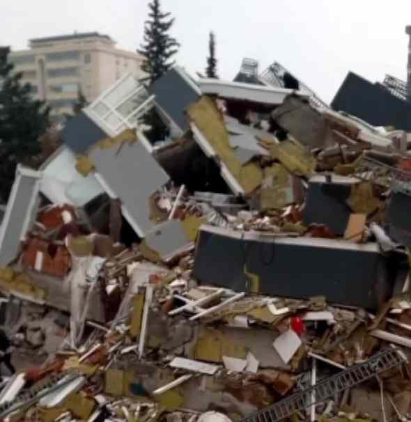 <p>Çevre ve Şehircilik Bakanlığı, Valilik ve Kahramanmaraş Büyükşehir Belediyesi ile yapmış olduğumuz görüşmelerde Ezgi Apartmanı enkazı için herhangi bir izinli ruhsatlı çalışma olmadığını öğrenmemize rağmen ceza dosyasına keşif talebimizi sunduktan 2 gün sonra enkaz alanına plakasız bir kepçe operatörünün gelmesi somut bir delil karartılma şüphesini ortaya koymaktadır. </p>
