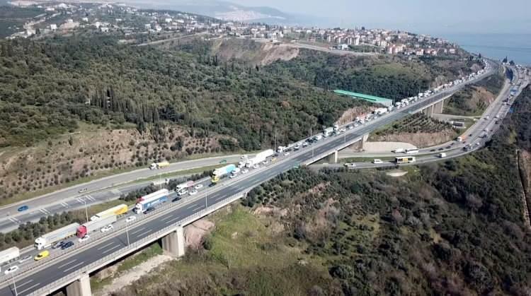 <p>Yaralılardan bazıları, ambulanslarla çevredeki hastanelere kaldırılarak tedaviye alındı. </p>
