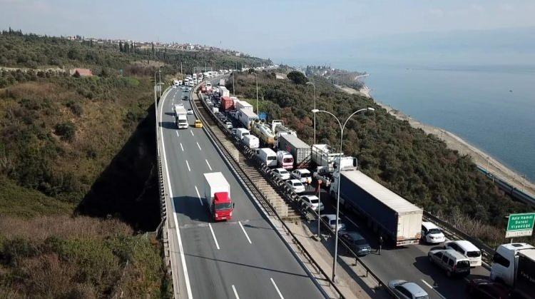 <p>Ekiplerin olay yerinde çalışmaları sürerken, kaza nedeniyle TEM'in Ankara istikameti ulaşıma kapandı. </p>
