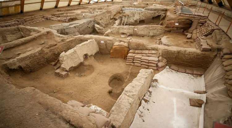 <p><strong>Konya'nın Çumra ilçesinde yer alan, Neolitik dönemde yaklaşık 8 bin kişinin bir arada yaşadığı Çatalhöyük'te binlerce yıl öncesine ait olduğu tespit edilen bir fırın bulundu. Fırının köşesinde yer alan küçük ve yuvarlak süngerimsi buluntuyu inceleyen araştırmacılar, dünyadaki ilk ekmeği buldu.</strong></p>
