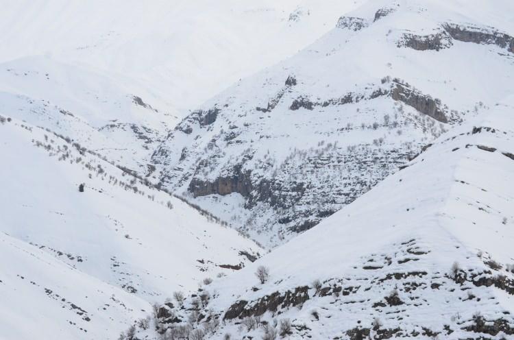 <p>Uludere ilçesine bağlı Uzungeçit beldesine giden alternatif yol Tanin Tanin Dağlarından geçiyor. </p>