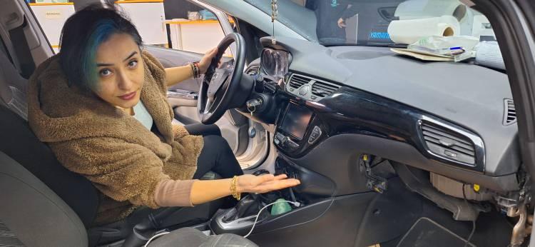 <p>İstanbul'un Sultangazi ilçesinde yaşayan 112 Acil Sağlık Personeli görevli Emine Tunçel, 6 ay önce 700 bin liraya aldığı 2019 Opel Corsa marka otomobilini sürüş esnasında sağa - sola sarsılması üzerine tamirciye götürdü. Tunçel, aldığı otomobile 30 bin lira masraf yaptı.</p>