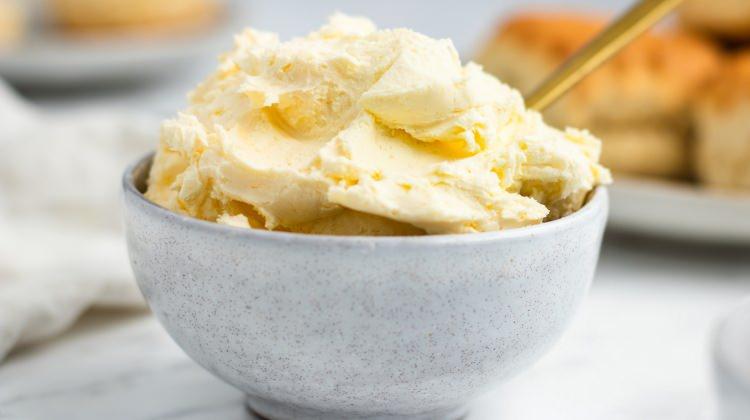 <p><span style="color:#8B4513"><strong>5. CLOTTED CREAM ICE CREAM</strong></span></p>

<p>Cornish tam yağlı süt ile yapılan bu dondurma, İngiltere'nin geleneksel lezzetlerinden olup özellikle Cornwall bölgesine has bir tatlıdır.</p>
