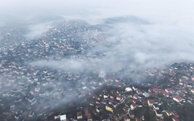 <p>İstanbul Boğazı'nın yüksek ve kuzey bölgeleri ile Yavuz Sultan Selim Köprüsü çevresinde, Kuzey Marmara Otoyolu'nun Sarıyer ve Beykoz kesimlerinde yoğunlaşan sis, yer yer etkisini gösterdi.</p>
