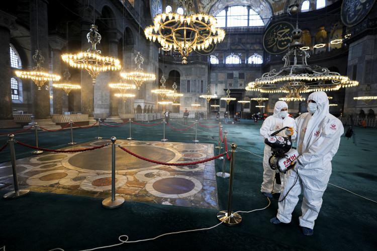 <p>60 yılı aşan sürenin ardından bir hayalin gerçekleştiği Ayasofya Camii de temizliğe alındı.</p>
