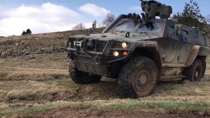 <p><strong>COBRA II</strong></p>

<p> </p>

<p>Ukrayna Silahlı Kuvvetleri, Türk şirketi Otokar tarafından geliştirilen Cobra II taktik araçlarını teslim aldı ve geçen yıl bunları konuşlandırırken görüldü. Ayrıca 2023'te: Ukrayna, şirketin T929 ATAK-II taarruz helikopteri için Türk Havacılık ve Uzay Sanayii'ne (TUSAŞ) iki motor gönderdi; Ukrayna, 2025 yılına kadar on iki tane daha göndermeyi taahhüt etti.</p>
