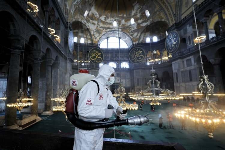 <p>Şadırvan, cami avlusu ve Ayasofya meydanı sıcak su ve dezenfektanla yıkandı. Temizlik işlemi sonrası caminin içine ve dışına gül suyu sıkıldı.</p>
