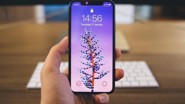 <p><strong>EKRAN BÜYÜYOR </strong></p>

<p> </p>

<p>iPhone SE 4, 2022'de piyasaya sürülen iPhone SE 3'teki 4,7 inç ekrandan biraz daha büyük olan 6,1 inç ekrana sahip olacak. </p>
