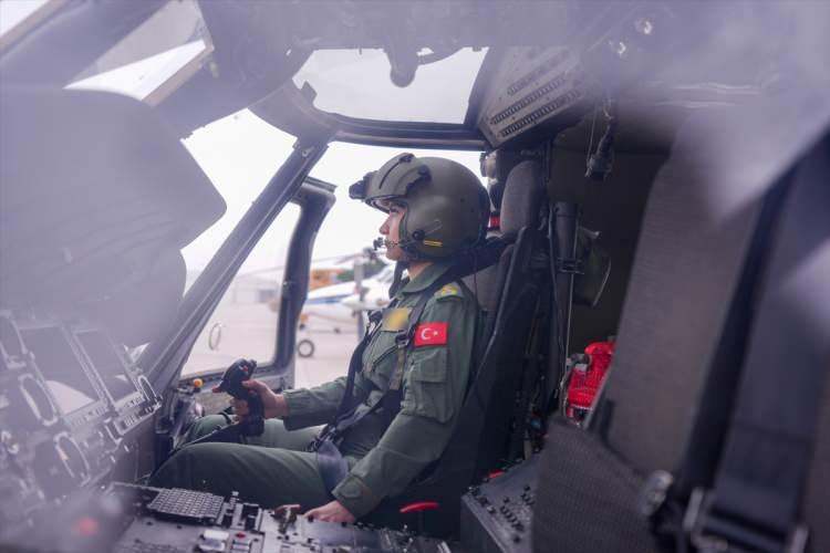 <p>&Ouml;zellikle operasyon alanlarında etkin şekilde g&ouml;rev alan helikopterler, zorlu arazi ve iklim koşullarında T&uuml;rkiye'nin g&ouml;ky&uuml;z&uuml;ndeki ana unsurlarından birini oluşturuyor.</p>

<p>&nbsp;</p>
