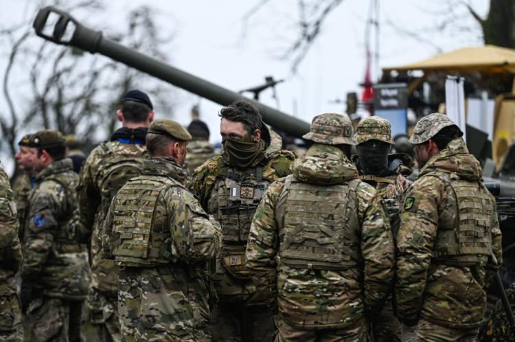 <p>NATO'nun son yıllardaki en büyük askeri tatbikatı olan Steadfast Defender 24'e, İsveç'in yanı sıra tüm NATO ülkelerinden yaklaşık 90 bin asker katılıyor.</p>
<p> </p>