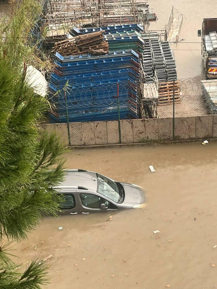 <p>Meteoroloji 4. Bölge Müdürlüğü'nün sarı ve turuncu kod uyarısı yaptığı Antalya'da, saat 16.00'dan itibaren sağanak etkisini gösterdi.</p>
