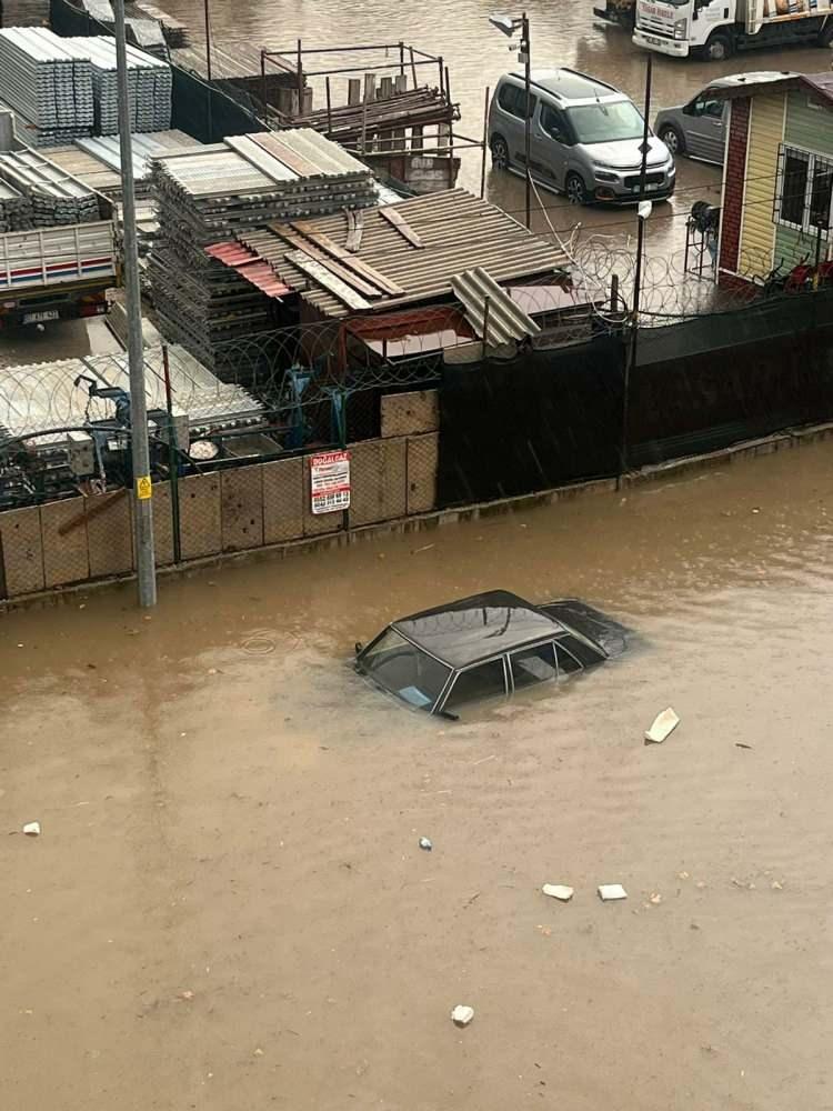 <p>Konyaaltı ilçesinde bazı araçlar su taşkını sebebiyle yolda kaldı. Bir vatandaşın ise yağmurun yağdığı sırada aracını yıkamaya çalışması dikkat çekti.</p>
