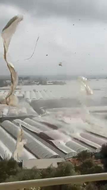 <p>Kumluca Belediyesi kademesinde de hasara yol açan hortum sebebiyle güneş paneli düşen bir otomobildeki Muhammed Ali Ceylan adlı çocuk hafif şekilde yaralandı. Hortum nedeniyle Ümitcan Koç (16) ve Eymen Duran (15) isimli çocukların da yaralanarak hastaneye götürüldüğü öğrenildi.</p>