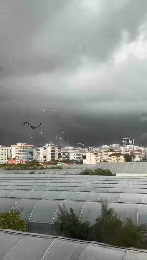 <p><strong>BİN DÖNÜME YAKIN SERA ZARAR GÖRDÜ </strong></p>
<p>Antalya’nın Kumluca ilçesinde hortumun zarar verdiği seralarda incelemelerde bulunan Kumluca Ziraat Odası Başkanı Hidayet Kökce, hasar tespitinin sürdüğünü söyledi.</p>