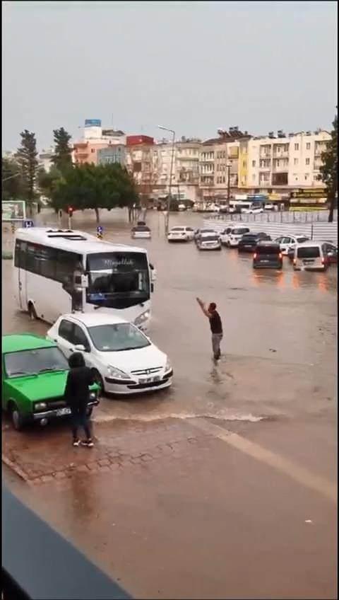 <p> Kökce, <strong>“Ortalama bin dönüme yakın seramız zarar gördü. Tam olarak net metrekare belli değil. Yaralılarımız var. Hasar tespit çalışmaları devam ediyor. Allah beterinden korusun”</strong> dedi.</p>