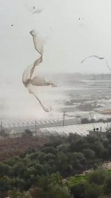 <p>Güneş enerji sistemine ait kilolarca ağırlıktaki su depolama kazanının üzerine düştüğü otomobilde büyük çapta maddi hasar meydana geldiği görüldü.</p>