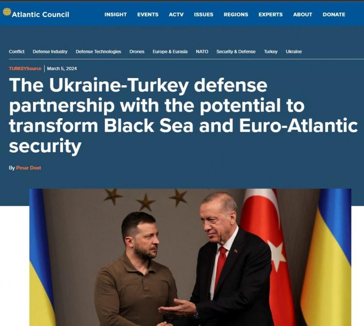 <p>Rusya'nın savaşı başlatmasından sadece haftalar önce, Türkiye Cumhurbaşkanı Recep Tayyip Erdoğan, Kiev ziyareti sırasında Ukrayna Devlet Başkanı Volodymyr Zelenskyy ile görüştü. Ukrayna fabrikalarının Türk insansız hava araçları üretmesine izin vermek için bir anlaşma yapıldı. Anlaşma meyvelerini vermeye başladı.</p>