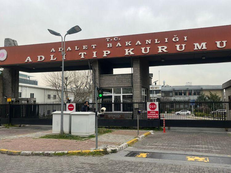 <p><strong>"OTOBÜS, TEM KENARINDA İNDİRDİ"</strong></p>
<p>Otobüs firmasından şikayetçi olacaklarını belirten aile yakını ve Samsun Yaka Kent Dernekler Federasyonu Genel Başkanı Eyüp Baş, “Ankara’dan nikah merasiminden gelirken, yolcu otobüsü TEM Otoyolu kenarında indiriyor. Orada karşıdan karşıya geçerken olay yaşanıyor. Yalnız otobüs firmasının yolcu istese bile indirmemesi gerekirdi. Bu çok ciddi bir mesele. Bu sorumluluk isteyen bir mevzu. Otobüs terminallerinde indirmesi gerekirdi, oradan sevkiyat yapılmalıydı. Otobüs firması TEM Otoyolu’nda indiriyor. Bu adli bir cinayet gibi bir kaza. Cinayete sebep olduğu için biz olayın takipçisi olacağız. Adli yollardan hakkımızı arayacağız. Otobüs firmasıyla ilgili bu konuda Adli Tıp Kurumu’ndan aldığımız raporlara göre adli makamlara başvuru yapacağız. Kesinlikle bu kabul edilebilir bir şey değil. Otobüs firmasının yapmış olduğu bir hatadan dolayı oldu. Artık bu konuları aşmamız gerek. Üzgünüz" dedi.</p>