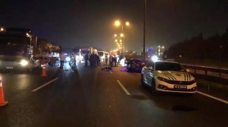 <p><strong>KIZLARININ DÜĞÜNÜNDEN DÖNÜYORLARMIŞ</strong></p>

<p>Okur ailesinin 19 yaşındaki kızları Sıla Okur’un 3 Mart tarihindeki nikah töreni için cumartesi gecesi yola çıktıklarını ve otobüs firmasıyla seyahat ettikleri öğrenildi. Gece saatlerinde ise evlerine yakın olan <strong>TEM Otoyolu Kurtköy kavşağında inen aile karşıdan karşıya geçmeye çalıştı. Kaza sonucu aile yok olurken geriye, nikah fotoğrafları kaldı.</strong></p>
