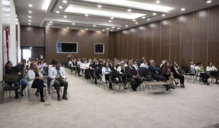 <p><span style="color:#000000"><strong>Doç. Dr. Betül Karaatmaca, kemik iliği nakliyle hastalığın kesin tedavisinin mümkün olduğunu belirterek şöyle devam etti:</strong></span></p>
<p><em><strong>"Eğer kemik iliği erken dönemde yapılırsa hastalığın tedavisinde yüzde 95'lere varan başarı oranı sağlıyor. Bu sayede hastalarımız, tamamen sağlıklı bir yaşam imkanına kavuşuyor. Bu genetik geçişli bir hastalık olduğu için tekrarlama riski de bulunuyor. O yüzden aileleri bilgilendirmemiz, uyarmamız, farkındalık çalışmalarıyla akraba evliliği oranlarının azaltılması önemli."</strong></em></p>