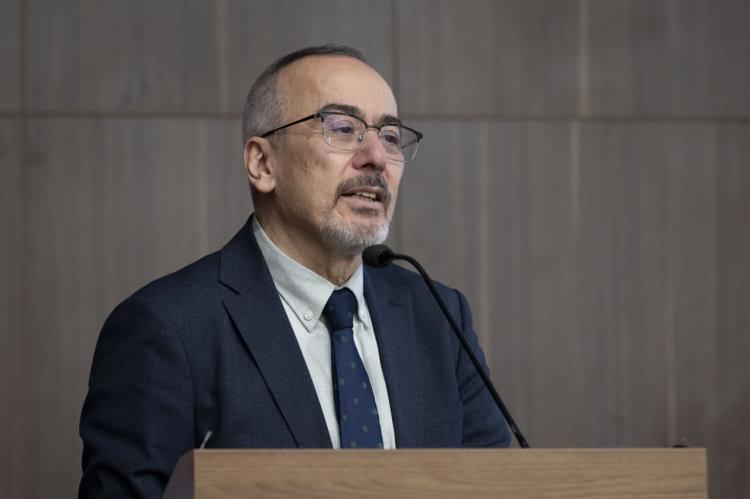 <p><span style="color:#000000"><strong>Prof. Dr. Özbek, </strong></span><strong><em>"Nadir hastalıklar ülkemiz açısından çok önemli bir konu. Türkiye nüfusunun yaklaşık 25 milyonunu çocuklar oluşturuyor. Akraba evliliğinin sık olması, göç gibi durumların etkisiyle çocuklarımızda nadir hastalıkları da daha sık görüyoruz." </em></strong><span style="color:#000000"><strong>dedi.</strong></span></p>
