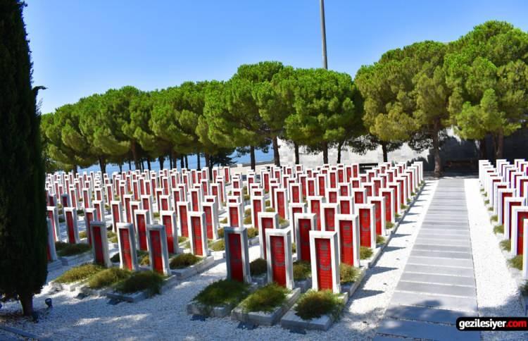 <p><span style="color:#000000"><strong>"Tarihsel verilerle ve 1915 yılına ait askeri ve resmi belgelerle yapılan araştırmalar sonucunda bu şehitlik alanı ortaya &ccedil;ıktı. Tescili i&ccedil;in gerekli bilimsel &ccedil;alışmaların yapılması gerekiyor." diyen Prof. Dr. Murat Karataş, "B&ouml;ylece yeni bir şehitlik alanımız tarihsel verilerle ortaya &ccedil;ıkmış oldu. Buranın tescil edilmesi i&ccedil;in gerekli bilimsel &ccedil;alışmaların yapılması gerekiyor. Burası, tarihsel verilerle ve 1915 yılına ait askeri ve resm&icirc; kaynaklarla tespiti yapılmış, konumlandırılmış bir şehitlik halinde duruyor" ifadelerini kullandı.</strong></span></p>
