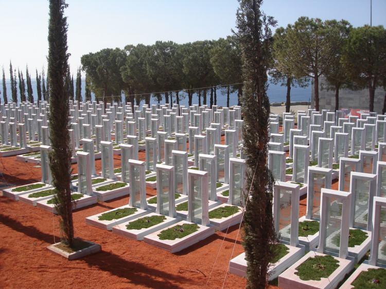 <p><span style="color:#FF0000"><strong>"YERLERİ BELLİ OLAN ŞEHİTLİKLERİMİZİN KAYBOLDUĞUNU G&Ouml;R&Uuml;YORUZ"</strong></span></p>

<p><span style="color:#000000"><strong>&Ccedil;anakkale Savaşları ile ilgili şehitlik &ccedil;alışmalarının 100 yıla yayılan bir s&uuml;re&ccedil;te devam ettiğini belirten Prof. Dr. Murat Karataş, konuyla ilgili ş&ouml;yle konuştu:</strong></span></p>

<p><span style="color:#000000"><strong>"Yeni şehitlik tespitleri konusunda son 20 yılda ciddi bir artış var. Aslında bunun temel nedeni, 2000'li yılların başında ortaya &ccedil;ıkan Şevki Paşa Haritası. Bu harita askeri bir harita olarak ortaya &ccedil;ıktıktan sonra 1916 yılına ait &uuml;zerindeki şehitlik işaretlerinden hareketle, gerek Milli Parklar gerekse &Ccedil;anakkale Savaşları Gelibolu Tarihi Alan Başkanlığı tarafından bu şehit noktaları tespit edildi, restore edildi, yeniden yapıldı, yapılandırıldı. 1915 yılında &Ccedil;anakkale Savaşları'nın hemen sonrasında burada &ccedil;eşitli şehitlikler yapıyoruz. Kire&ccedil;tepe Şehitliği ya da Arıburnu'ndaki T&uuml;rk Şehitliği 1915'te yapılanlardan bazıları. Ancak yapılamayanların da etrafının korunduğunu anlıyoruz. Fakat 1918'de Osmanlı Devleti savaştan mağlup &ccedil;ıktıktan sonra &Ccedil;anakkale'de 1922'ye kadar s&uuml;ren İngiliz ve Fransız işgalinin olduğu bir d&ouml;nem var. Bu s&uuml;re&ccedil;te de 1915 yılında yerleri belli olan şehitliklerimizin tahrip edildiğini, kaybolduğunu g&ouml;r&uuml;yoruz.</strong></span></p>
