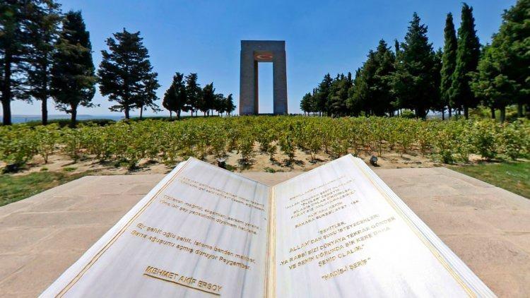 <p><span style="color:#FF0000"><strong>"YENİ ŞEHİTLİK ALANIMIZ TARİHSEL VERİLERLE ORTAYA &Ccedil;IKTI"</strong></span></p>

<p><span style="color:#000000"><strong>Yeni şehitlik alanının tarihsel verilerle ortaya &ccedil;ıktığını vurgulayan Prof. Dr. Karataş, şu değerlendirmelerde bulundu: "&Ccedil;&uuml;nk&uuml; bu belgenin tarihi, krokinin &ccedil;izilme tarihi 1915'in Mart ayına denk geliyor. Yani bu ne demek? Aslında kara muharebeleri olmadan &ouml;nce şehit olan top&ccedil;uların peşine d&uuml;şmem lazımdı. Onların peşine d&uuml;şt&uuml;m. Yapılan &ccedil;alışma sonucunda 4 Mart 1915 tarihli bir donanma ateşi saldırısında şehit olan askerlerimizin defnedildiği bir b&ouml;lge olduğunu belirledim. Bu batarya şehitliğinin de &Ccedil;anakkale Savaşları sonuna kadar burada olduğunu daha sonra yok olduğunu anlıyoruz. B&ouml;ylece yeni bir şehitlik alanımız daha tarihsel verilerle ortaya &ccedil;ıkmış oldu. Ancak bundan sonra ne yapılması lazım? Bunun arazide izi var mı yok mu? Belki bir jeoradar belki bir sondaj kazısı yapılması gerekir, tescili netleştirebilmek adına. Fakat biz şunu kesinlikle s&ouml;yleyebiliyoruz, 1915 yılında &ccedil;izilen resmi krokiye T&uuml;rk bayrağının direği konumlandırılarak krokide koordinatlandırma sağlanmış. Bu haliyle bir batarya şehitliğini biz burada g&ouml;r&uuml;yoruz. Bu da 12'lik Halileli Batarya Şehitliği"</strong></span></p>
