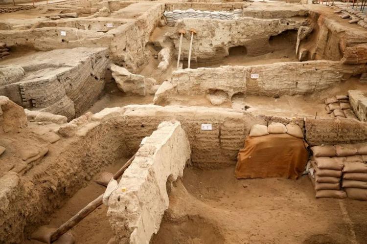 <p>Dünyada kentleşmenin olduğu ilk yerlerden Çatalhöyük'te gerçekleştirilen kazılarda dikkat çeken bir keşfe imza atıldı.</p>
