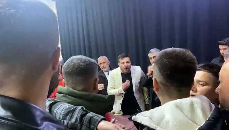 <p>Davut G&uuml;loğlu ise <strong>"Seni buraya tuttular da mı g&ouml;nderdiler" </strong>dedi. Vatandaş da <strong>"Beni satın alacak para yok" </strong>diye cevap verdi. G&uuml;loğlu elindeki mikrofonu fırlatıp vatandaşın &uuml;zerine y&uuml;r&uuml;y&uuml;nce kahvehanede bulunanlar araya girerek tarafları sakinleştirdi.&nbsp;</p>
