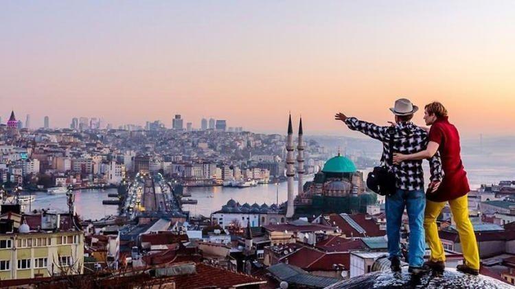 <p>İstanbul’un ilk sıraya yükselmesinin en önemli nedenlerini araştıran <strong>"Time Out"</strong> dergisi Türkiye'nin ABD ve Kanada'dan gelen gezginler için vize şartlarını gevşetmesi, göz kamaştırıcı manzaraları, kültür zenginliği, alışveriş fırsatları, tarihi zenginliği ve Asya ile Avrupa kültürünün harmanlanmasıyla birleştiğinde, şehrin giderek daha popüler hale gelmesinin bir neden olduğunu yazdı.</p>
