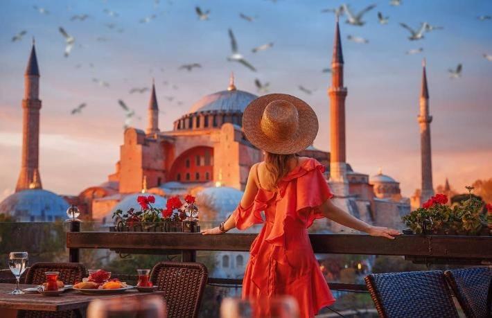 <p><span style="color:#B22222"><strong>HAYRAN BIRAKAN ŞEHİR: İSTANBUL</strong></span></p>
<p>En çok ziyaret edilen şehirler sıralamasında birinci olan İstanbul için 2024 yılında da ziyaretçi sayısının artması bekleniyor.</p>
