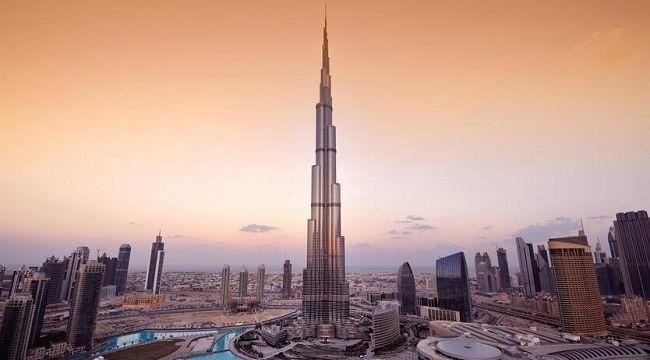 <p><span style="color:#B22222"><strong>DÜNYANIN YENİ GÖZDELERİNDEN BİRİ: DUBAİ</strong><strong></strong></span></p>

<p>Dünyanın en çok ziyaret edilen üçüncü kenti olan Dubai’nin ise Burj Khalifa gibi etkileyici gökdelenleri, yaz sıcakları ve hayat tarzıyla öne çıktığı, geleneksel Arap kültürü ile modern kültürü birleştirdiği ifade edilerek son yıllarda daha popüler hale geldiği kaydedildi.</p>
