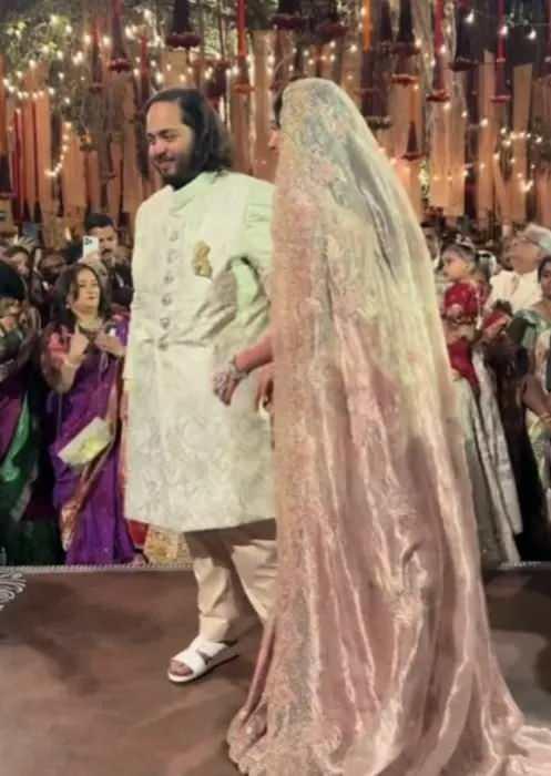 <p>Gelinin damat Anant Ambani ile yaptığı dans esnasında damadın ayağındaki beyaz terlikler ise görenleri şaşkınlığa uğrattı.</p>
<p> </p>