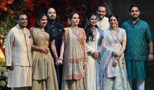<p>Mukesh Ambaniile üvey kardeşi Anand Jain ile birlikte Mumbai'nin kalburüstü semtlerinden biri olan Pedder Road'da Hill Grande High School adında, zengin çocuklarının gidebildiği bir özel okulda eğitim hayatına başladı. Liseyi yine Mumbai'de, bir Cizvit tarikatına bağlı Hristiyan okulu St. Xavier's College 'da okudu. Daha sonra da Mumbai'de Institute of Chemical Technology'nden kimya mühendisi olarak mezun oldu.</p>
<p> </p>