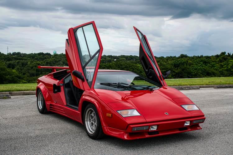 <p>Lamborghini Countach </p>
<p>2.6 milyon dolar</p>