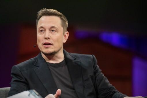 <p>Elon Musk'ın serveti 2021'de 300 milyar doları aştı. Ertesi yıl, şimdi adı X olan Twitter'ı 44 milyar dolara satın aldı ve o yıl Tesla hisselerini sattı.</p>
