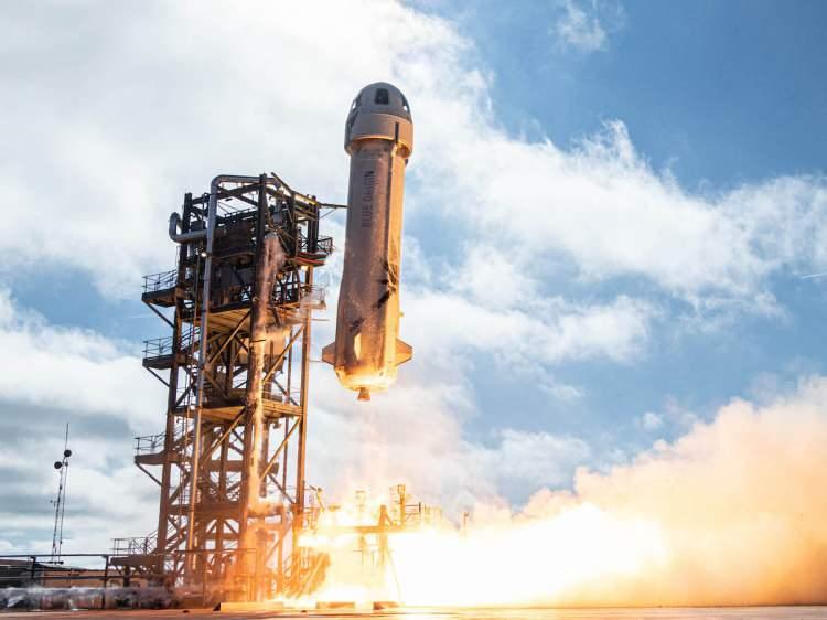 <p>Bezos, 2021 yılında Blue Origin roketlerinden biriyle uzaya gitti. Musk'ın SpaceX'i kendi roketlerinin çoğunu uzaya fırlattı ve ABD istihbaratı ile askeri teşkilatlarıyla ilişkilerini derinleştiriyor.</p>

<p> </p>
