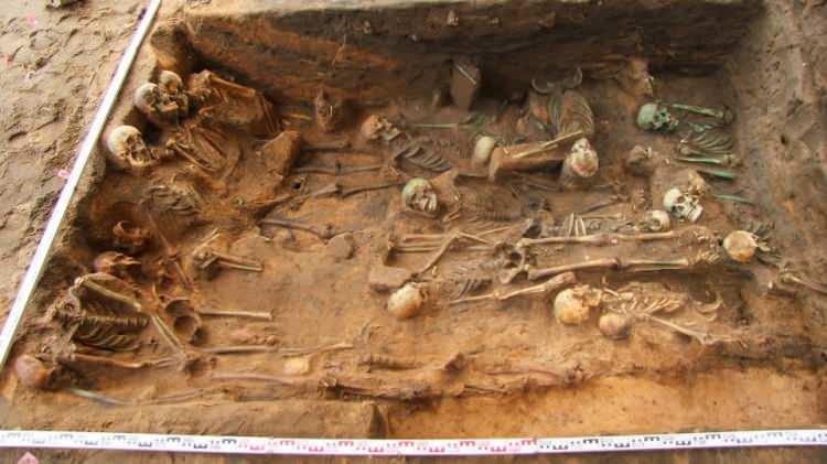 <p>Arkeologlar, Almanya'nın güneyindeki bir alanda Avrupa'da şimdiye kadar kazılmış en bin yıllık büyük toplu mezar olabilecek bir yer keşfettiklerini açıkladılar.</p>
