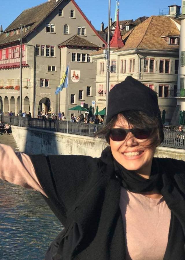 <p>"Allah canımını alsa da kurtulsam" repliğiyle akıllara kazınan ünlü oyuncu Mehtap Bayri Ekmek Teknesi'nin ardından; Dudaktan Kalbe, Küçük Kadınlar, Geniş Aile, Şen Yuva, Gönül Hırsızı, Kertenkele, Hangimiz Sevmedik, Kalk Gidelim ve son olarak Seni Kalbime Sakladım gibi birçok projede yer aldı.</p>
<p> </p>