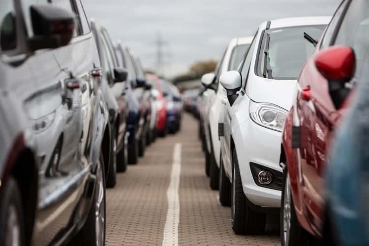 <p>Geçen ay binek ve hafif ticari olmak üzere toplam satışlarda 13 bin 560 ile Fiat ilk sırayı aldı. Fiat'ı, 12 bin 903 satışla Renault, 7 bin 730 satışla da Citroen takip etti.</p>

