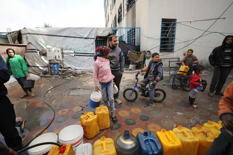 <p>Su olan yere vardıklarında saatlerce sırada bekleyerek az da olsa ailelerine su götürme heyecanı yaşıyorlar.</p>