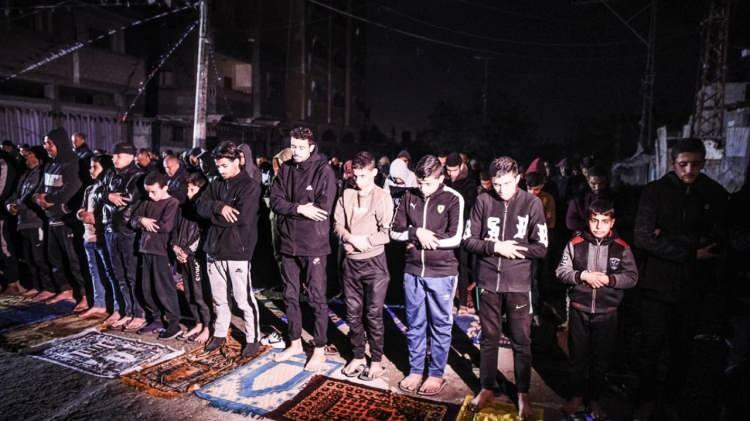 <p>Soğuk havaya rağmen yüzlerce Filistinli, teravih namazı için caminin enkazının bulunduğu alana geldi.</p>