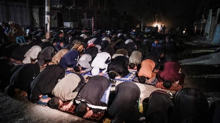 <p>Bu nedenle Filistinliler teravih namazını seyyar ışık ve hoparlör kullanarak yere serilen sedirler üzerinde eda etti.</p>