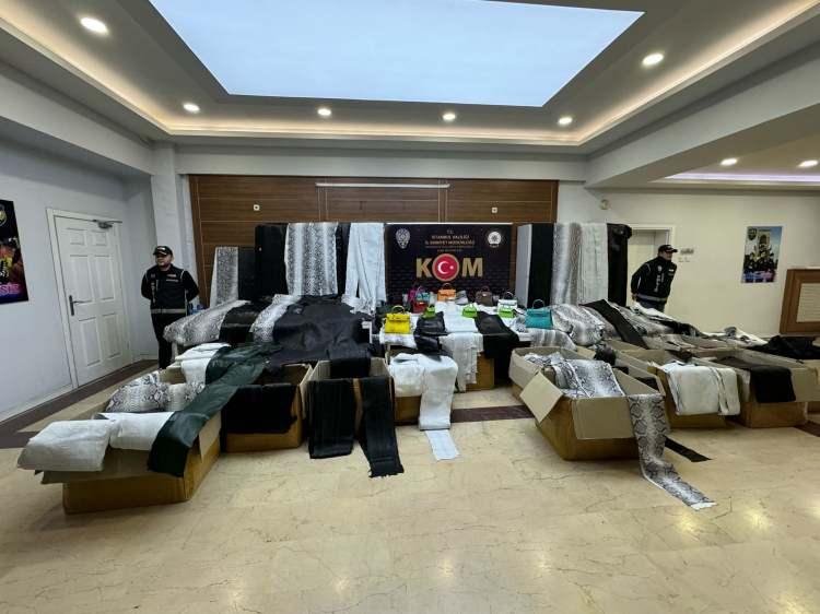 <p>Piton yılanlarına ait derilerin santimetresinin 22 dolar olduğu öğrenilirken yılan derisinden yapılan çantaların ise 4 bin dolara satıldığı ortaya çıktı. Öte yandan polis, operasyonda gözaltına aldığı şüpheliye de 15 milyon lira ceza kesti.</p>