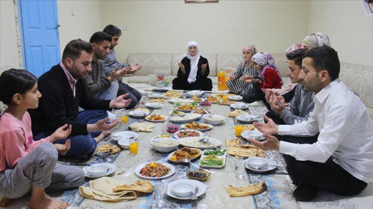<p>İlk iftarın 18.13'te Iğdır'da, son iftarın 19.24'te Çanakkale'de yapılacağını belirten Eren, Artvin, Kastamonu, Kırklareli, Samsun, Zonguldak ve Sinop'ta 13 saat 23 dakika ile en uzun, Adana, Antalya, Gaziantep, Hakkari, Hatay, İzmir, Kilis, Mardin, Muğla, Şanlıurfa, Şırnak ve Van'da ise 13 saat 20 dakika ile en kısa oruç tutulacağını bildirdi.</p>
<p> </p>