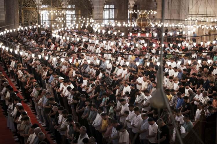 <p>İl li tüm Türkiye'de Ramazan ayının ilk gününe ait imsakiye şöyle:</p>
<p><strong>11 Mart, Pazartesi günü için imsakiye</strong></p>
<p><strong>İstanbul</strong></p>
<p>Sahur/ İmsak saati: 05.52</p>
<p>Akşam/ İftar saati: 19.13</p>